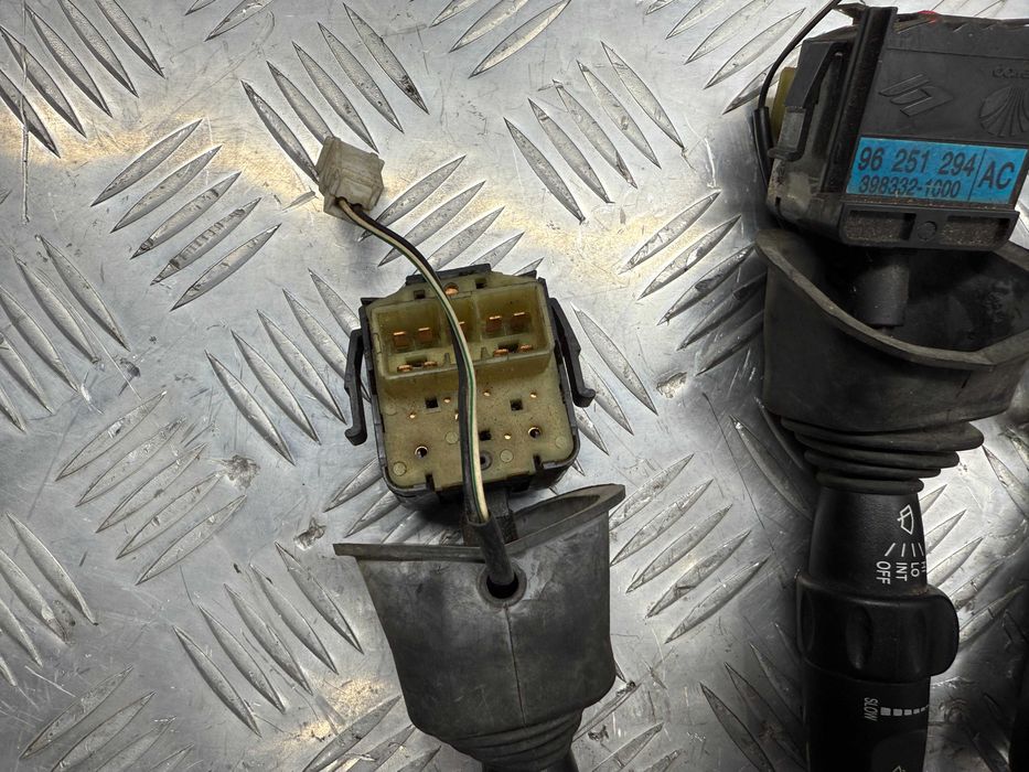 Переключатель подрулевой правый Daewoo nubira 1  универсал 96251294