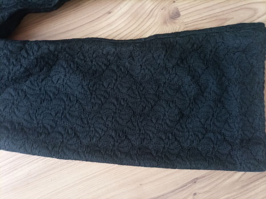 Sukienka z szerokim rękawem