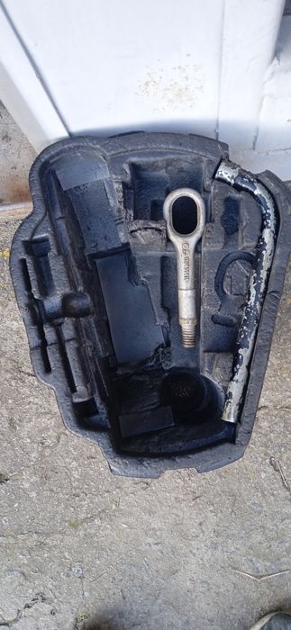 Продам органайзер 500 грн  ( буксирувальний гак + ключ VW Golf 4 (IV)