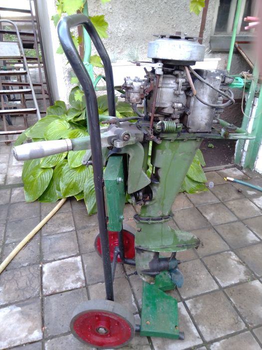 Тележка для лодочного мотора.