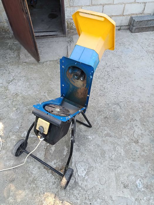 Садовий подрібнювач гілок Einhel 2000