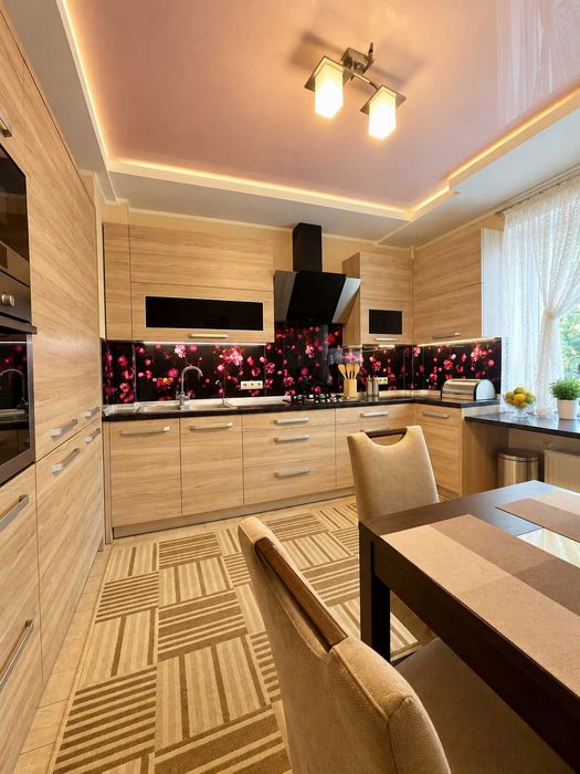 3-кімнатна укомплектована квартира 96.2 кв.м. в центрі Рівного, район Покровський