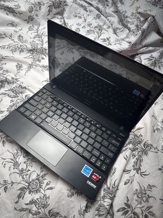 Laptop Asus x 102 b + SSD 220 Gb (powiekszony) + torba gratis