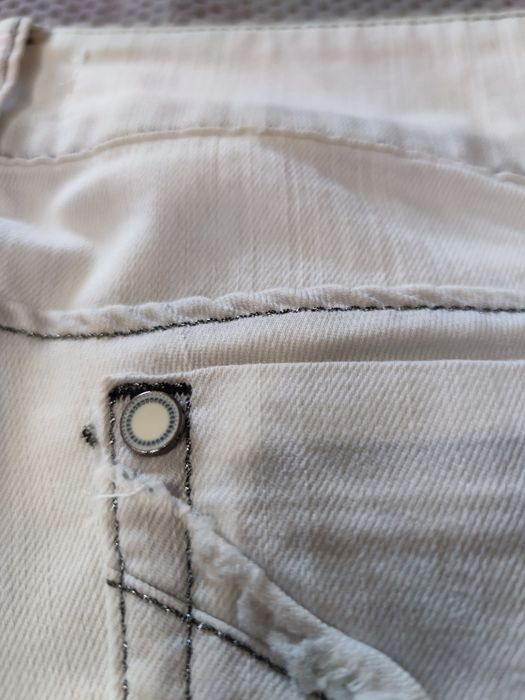 Очень красивые джинсы, с красивыми деталями, размер указан27,см.замеры