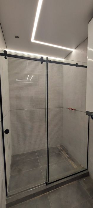 Стеклянная душевая кабина, перегородки перила,двери из калёного стекла