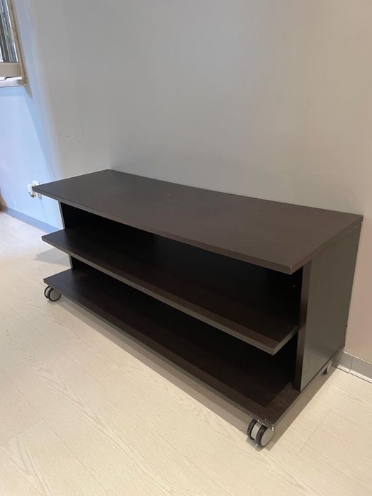 Móvel TV preto com rodízios