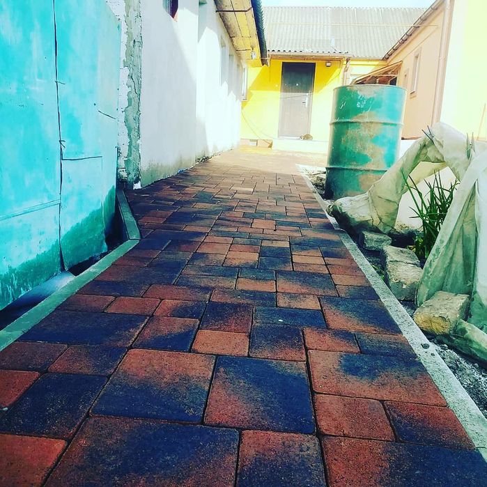 Професійне вкладання бруківки.