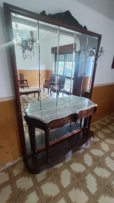 Aparador com espelho e luzes e tampo em madeira.