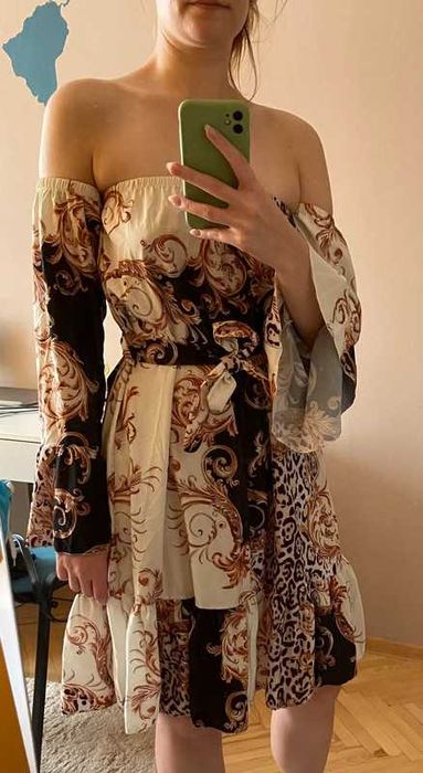 Sukienka bez ramion z rękawem