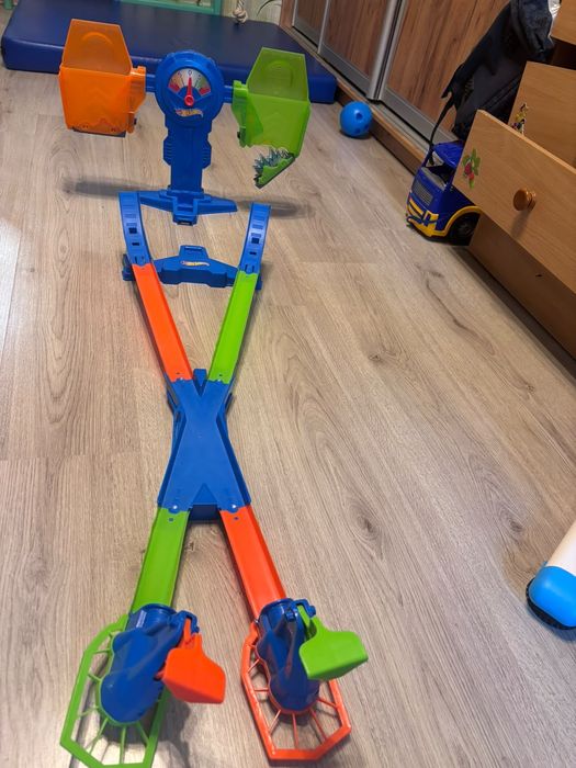 Ігровий набір «Шалена перевага» hot wheels в гарному стані, з двома машинками