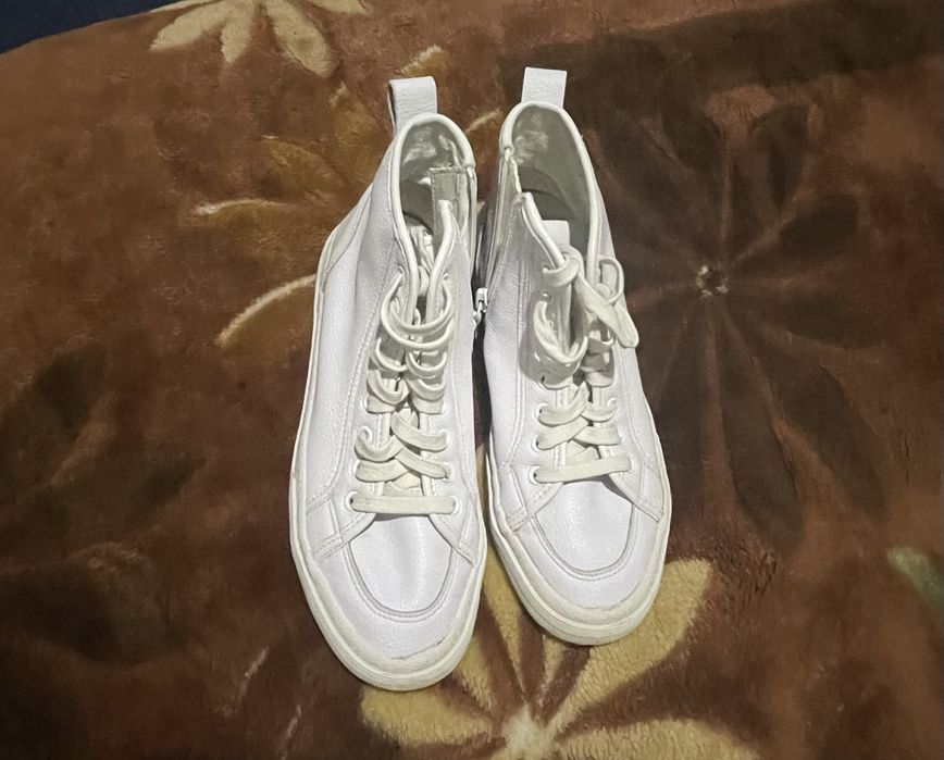 Продам,жіночі кеди Clarks(оригінал) 37р!Шкіряні і дуже зручні!