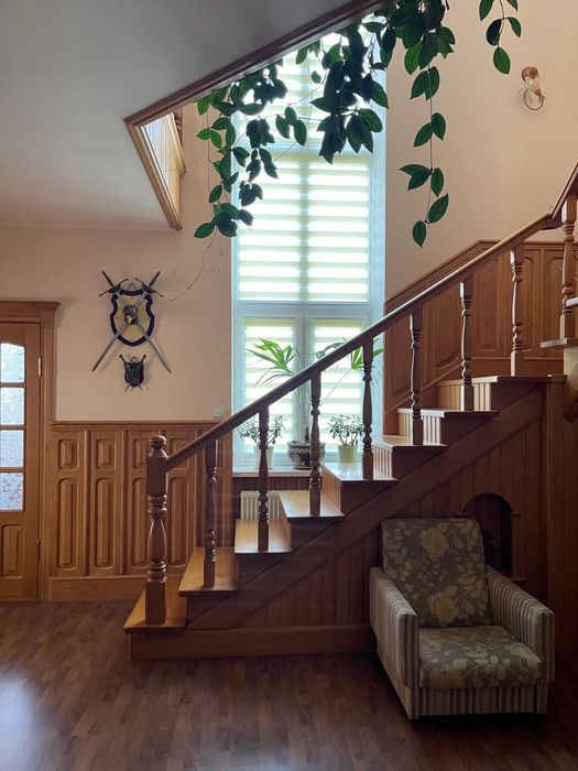 Будинок 2 входи з функціональним цоколем, Басейн та гостевою будівлею