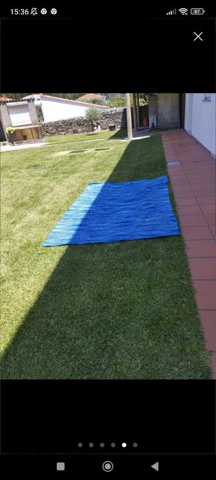 2 carpetes azuis como novas de