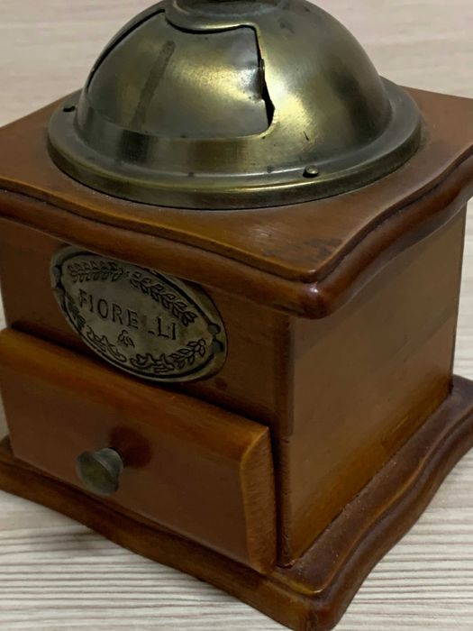 Кофемолка механічна, кавовий млинок, Італія.