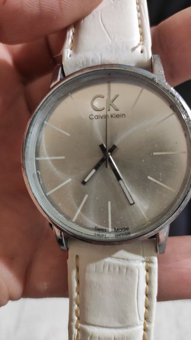 наручные часы от бренда Calvin Klein.