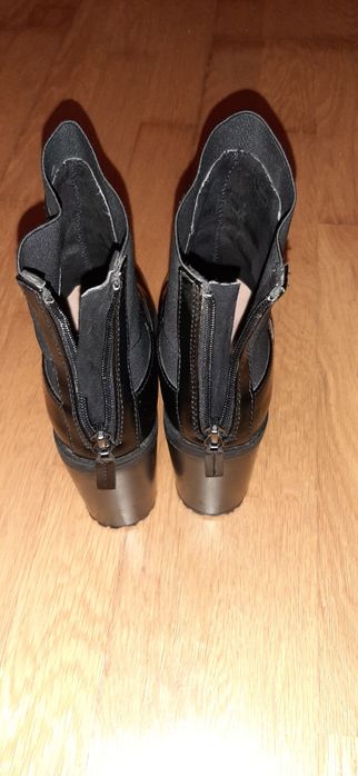 Botins pretos, Stradivarius