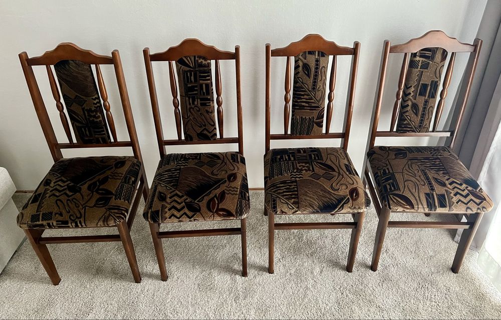 Solidne drewniane krzesła tapicerowane
