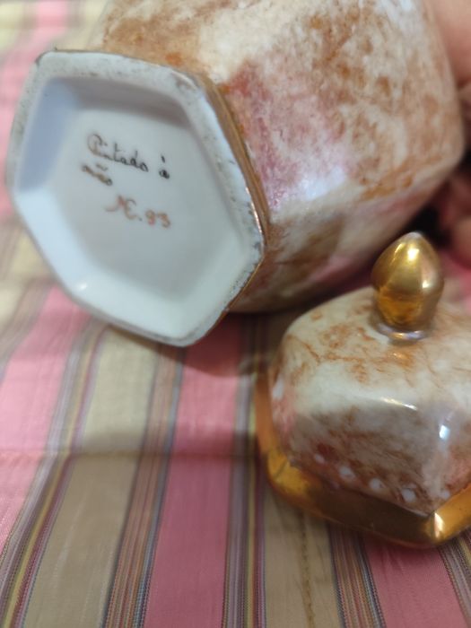 Hand-painted ceramic pot446693311639736322