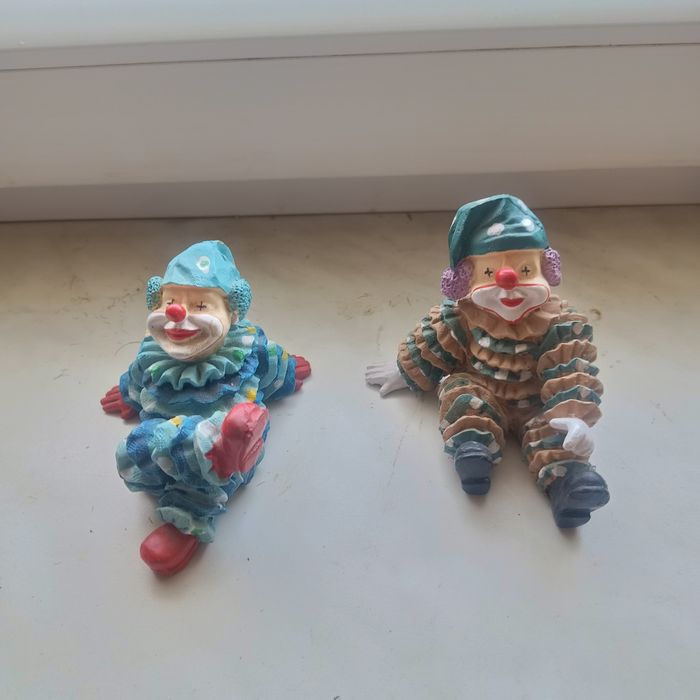 Figurki klaunów.