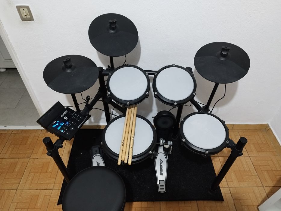 Bateria Eletrónica Alesis Nitro Max + Extras (Como Nova)