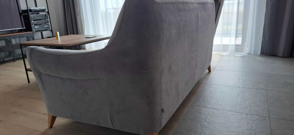 Sofa szara na drewnianych nóżkach