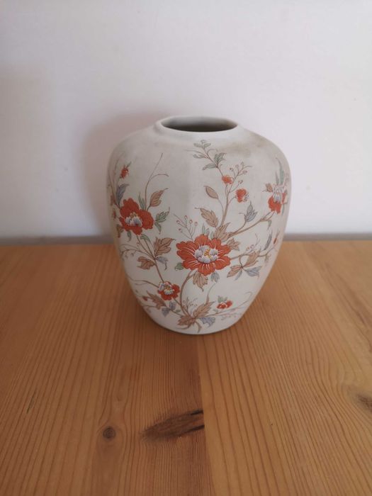 Jarra decorativa em porcelana com flores