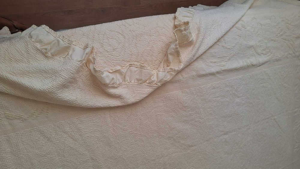 colcha com folho BEJE NOVA