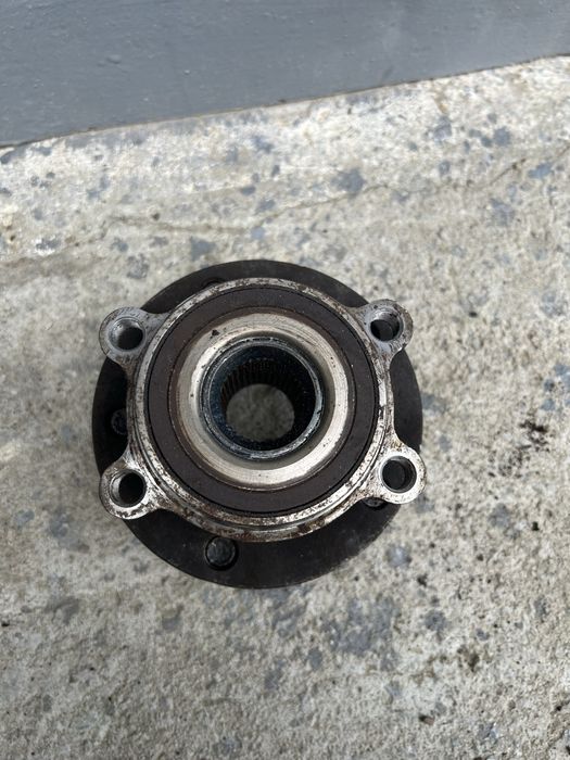 Ступиця з підшипником ліва передня пасат В7