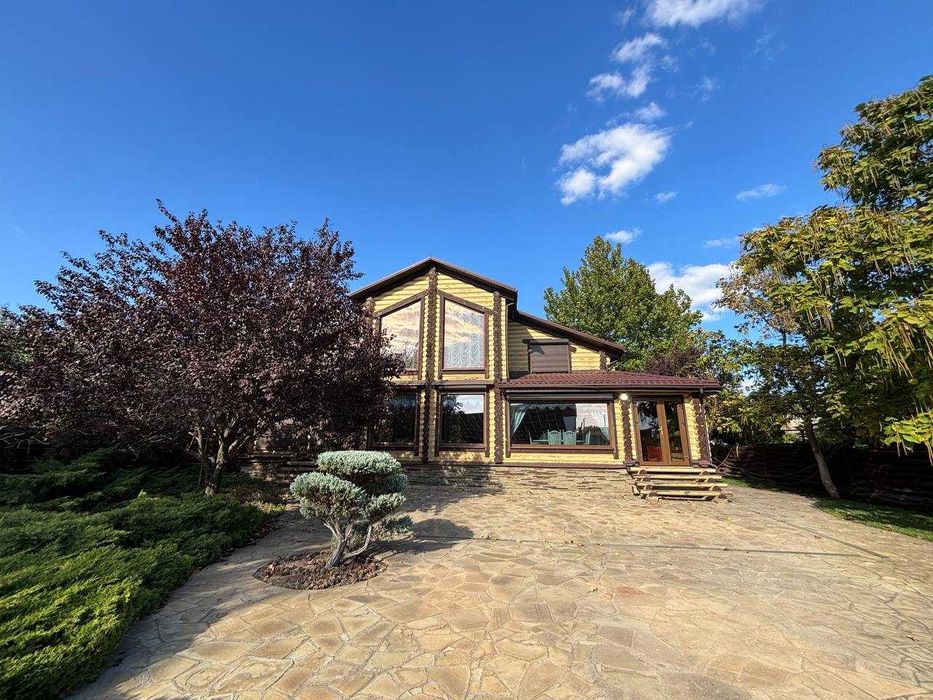 Продам дом в Новоселовке. Участок 25 сот. Солнечные панели. Бассейн.