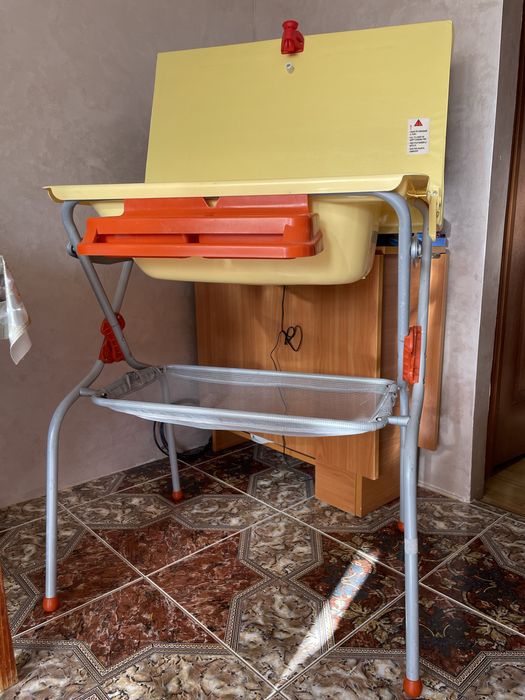 Пеленальний столик з ванною