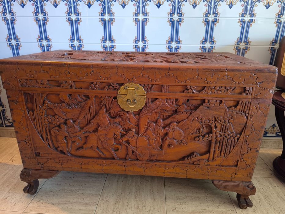 Arca antiga chinesa em madeira de cânfora — talha manual