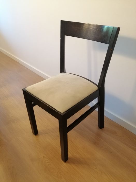 2 cadeiras em madeira escura