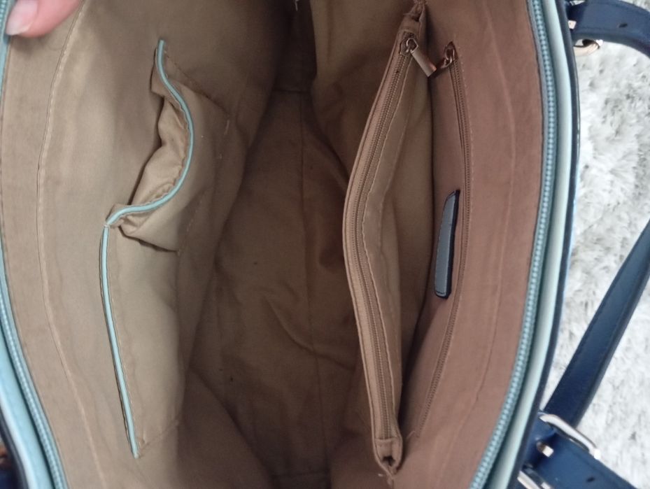 Mala de ombro em tons suaves