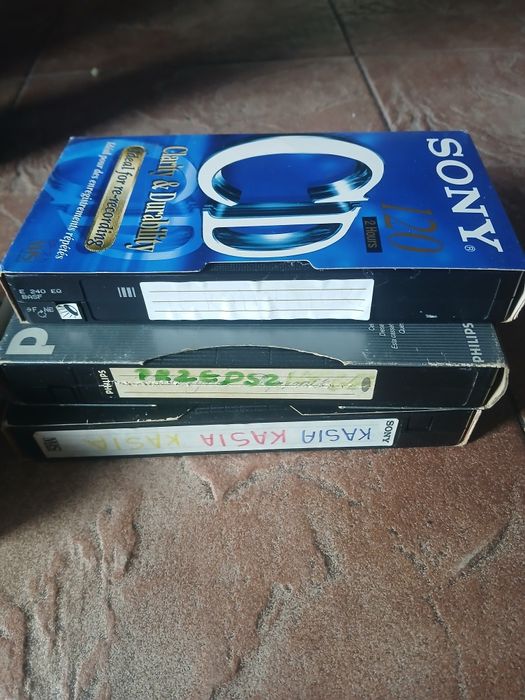 Stare kasety VHS na jednej jest fiml terminator