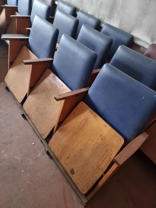 Крісла секційні , складні для глядацьких , актових залів .