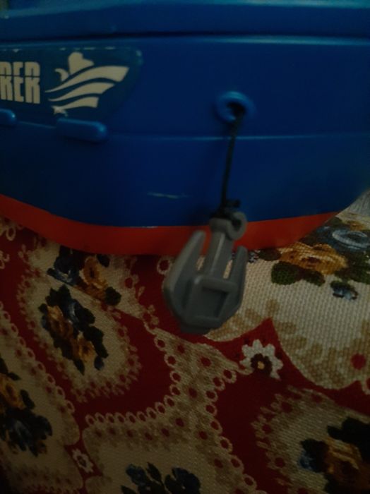 Barco Explorer Azul e branco