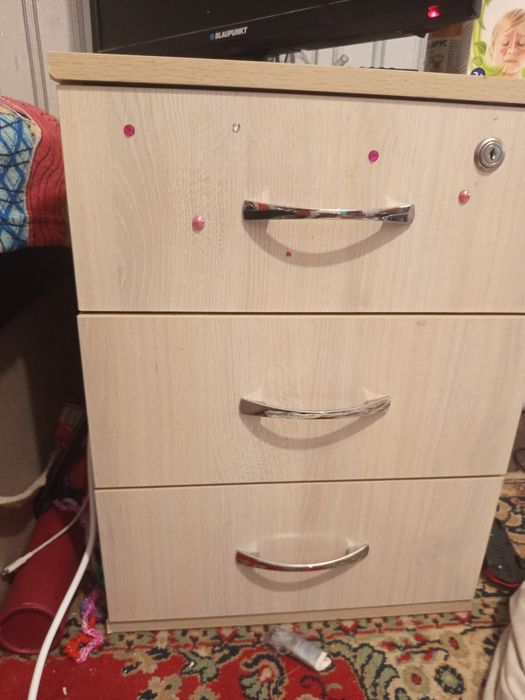 Тумба   є замок але немає ключа