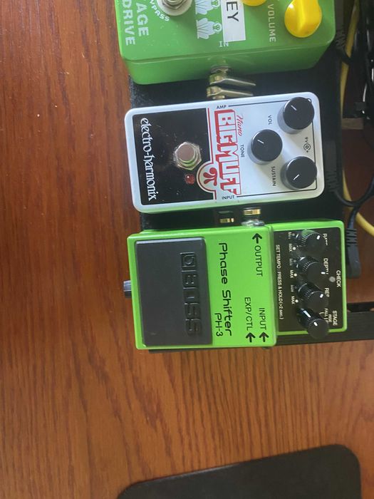 Pedalboard com variados pedais de guitarra