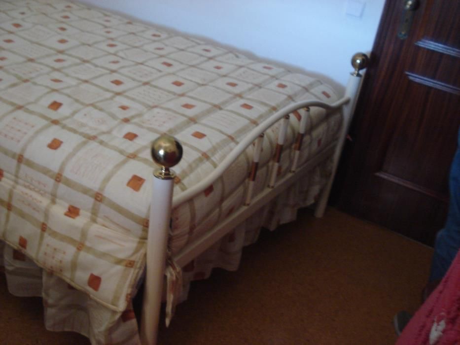 1 cama em latão e ferro