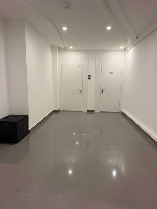 Продаж  комерційного приміщення в БЦ "CRYSTAL" Центральна 21. Метро Славутич.