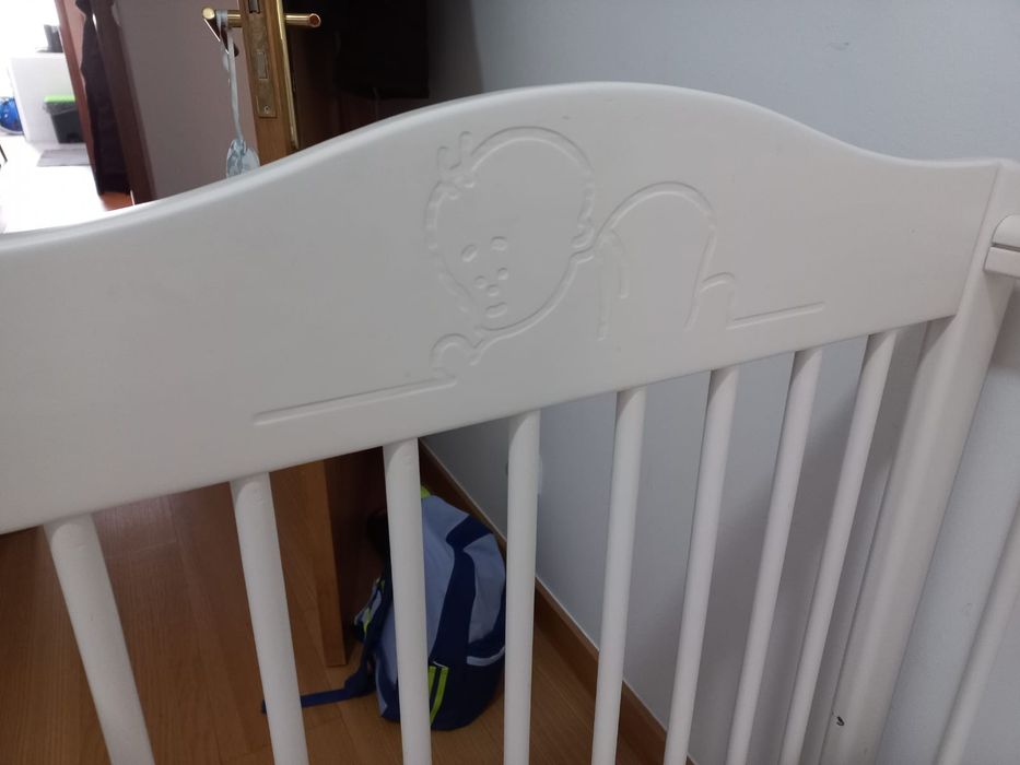 Cama de grades e colchão bebé