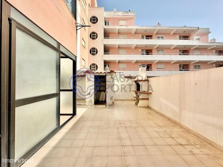 Apartamento T3 semi-renovado com terraço, lugar de estacionamento, arr