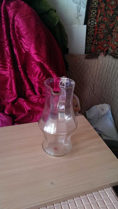 Винтажный стеклянный кувшин (графин) СССР с характерным фигурным сужением в средней части и удобной ручкой