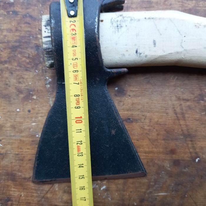 Топор хозяйственный с гвоздодером,(сокира господарська з гвоздодером).