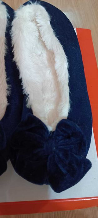 Śliczne nowe ciepłe kapcie