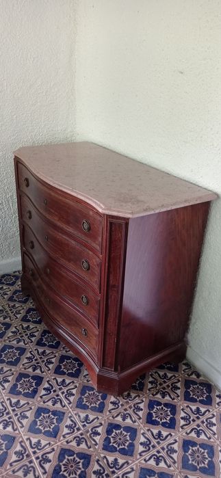 Comoda em madeira maciça com pedra mármore.