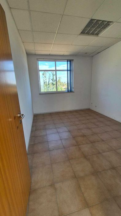Escritório 200M2 em Meirinhas – Várias Salas, Excelente Luz e Possibilidade de Divisão