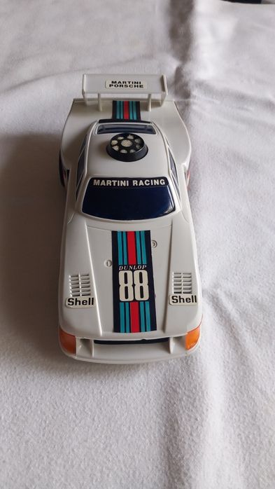 Porsche 935 Turbo em escala, apresentando a icônica pintura "Martini Racing".