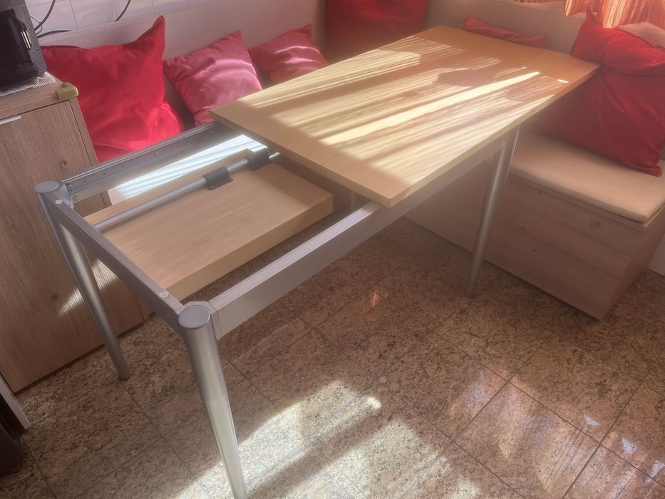 Vendo mesa com 4 cadeiras