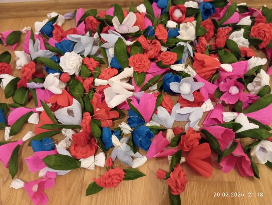 Kolorowe kwiatki z krepiny